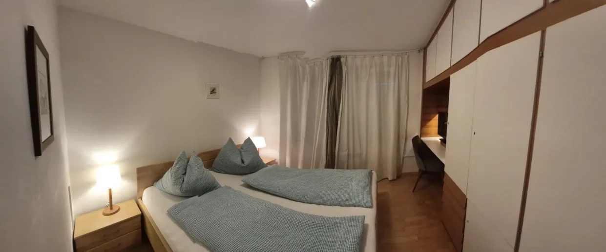 Schlafzimmer mit Schrank